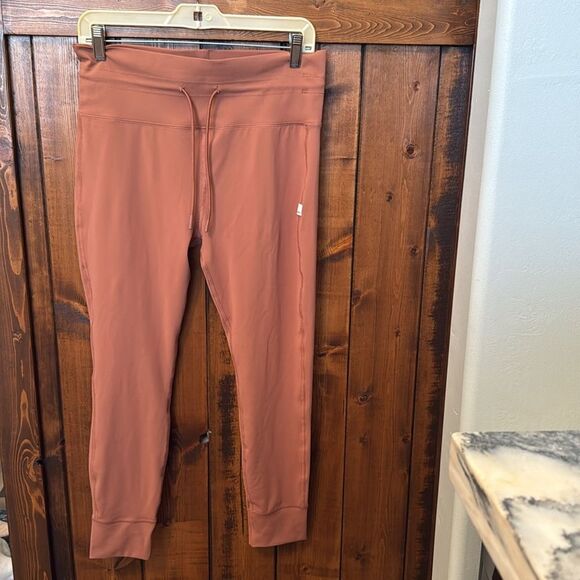 NWOT Vuori 7/8ths Daily Legging, Size XL, Light Penny - Picture 3 of 11